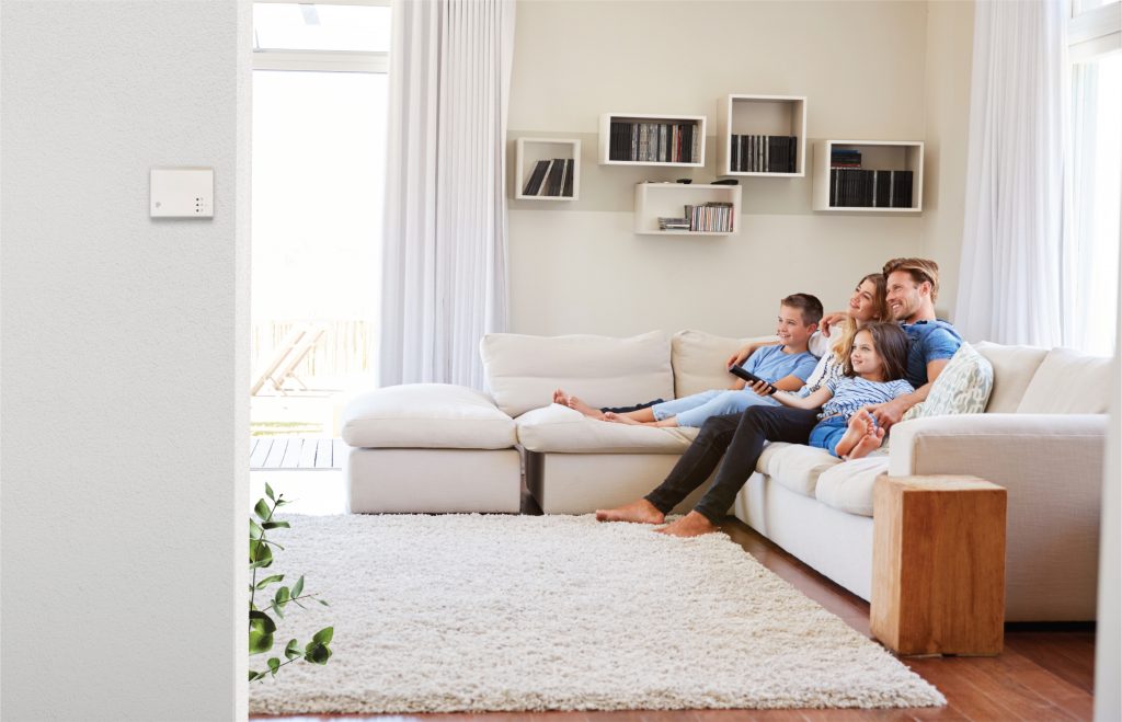 čidla kvality vzduchu v obývacím pokoji šťastná rodina